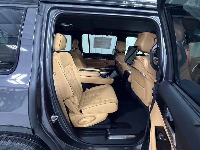 2026 Jeep Grand Wagoneer Summit Reserve 4x4Image 11