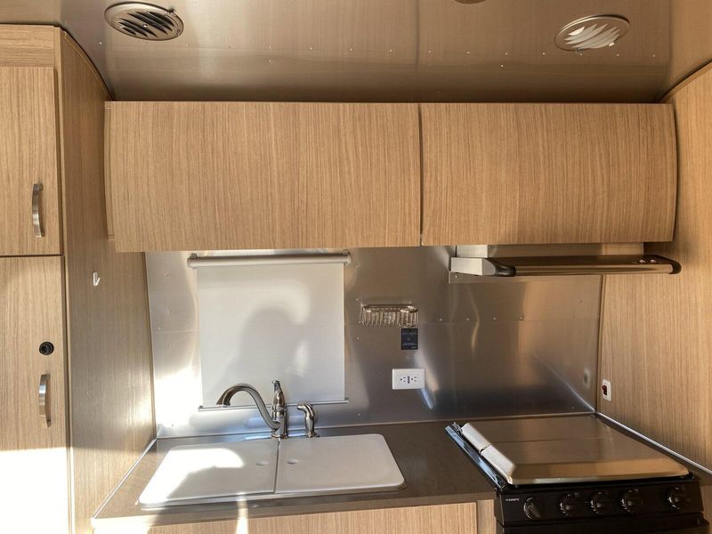 Used 2019 AIRSTREAM FLYING CLOUD 23FB Image 12