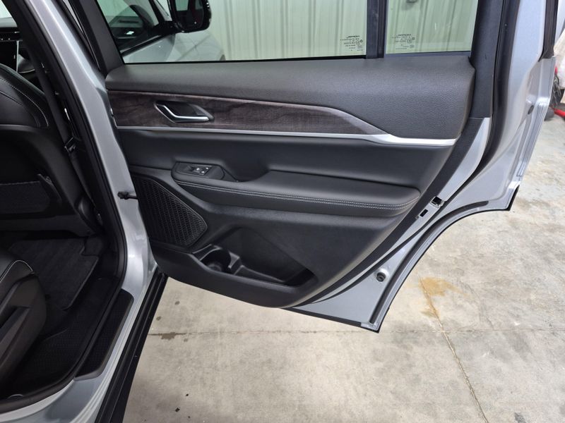 New 2025 Jeep Grand Cherokee L Limited 4x4Image 7