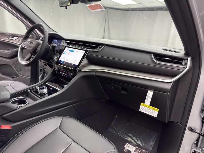 New 2025 Jeep Grand Cherokee L Limited 4x4Image 16