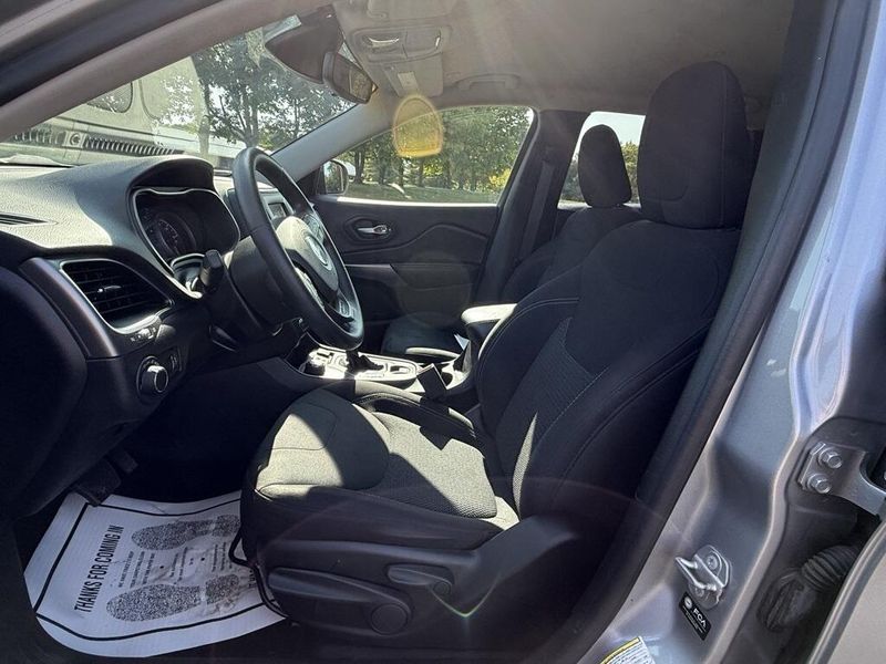 2021 Jeep Cherokee Latitude photo 9