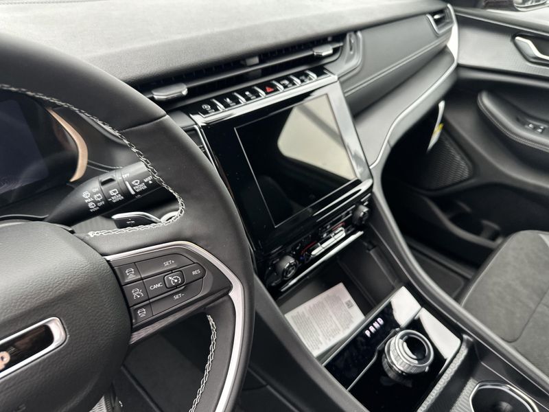 New 2025 Jeep Grand Cherokee L Altitude X 4x4Image 24
