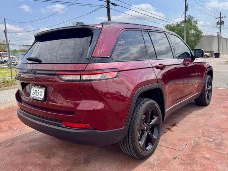 Used 2025 Jeep Grand Cherokee Altitude XImage 5