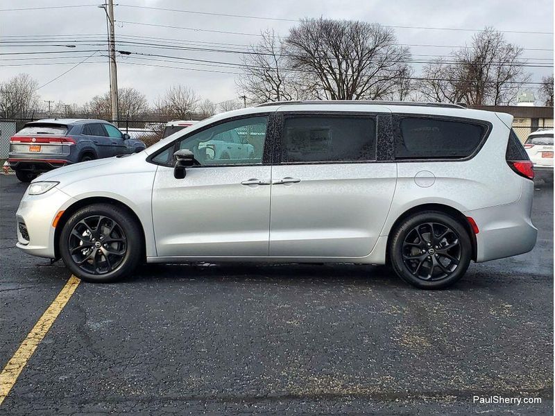 New 2026 Chrysler Pacifica Select