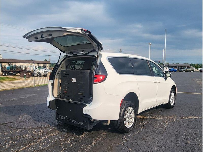 Used 2023 Chrysler Pacifica Touring L