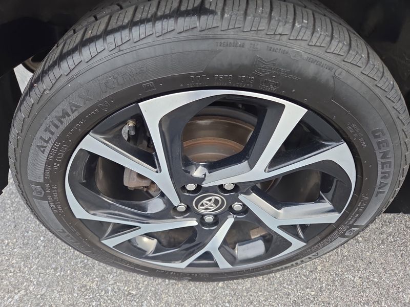 2018 Toyota C-HR XLE photo 10