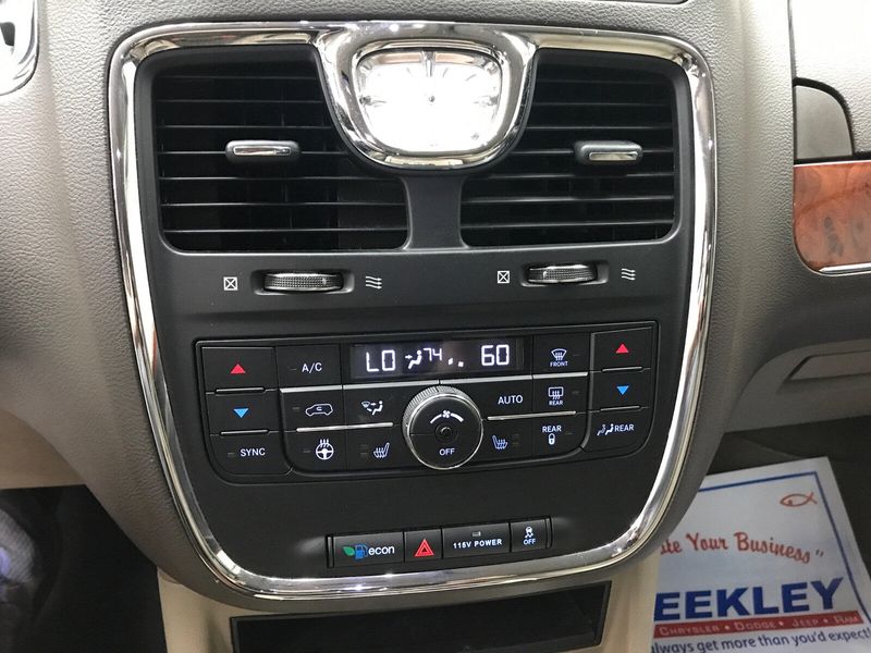 2015 Chrysler Town & Country Touring-LImage 10