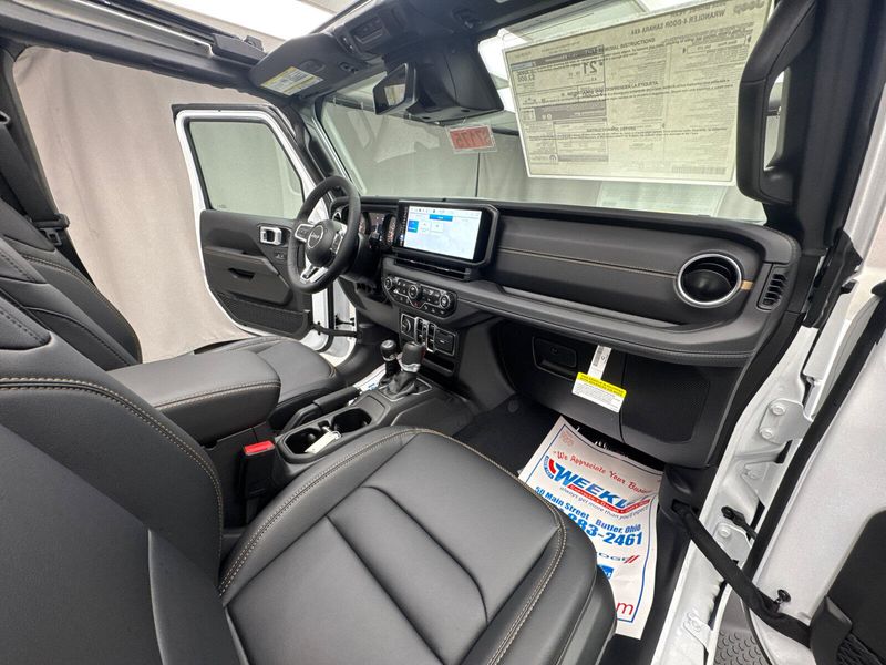 2025 Jeep Wrangler 4-door SaharaImage 24