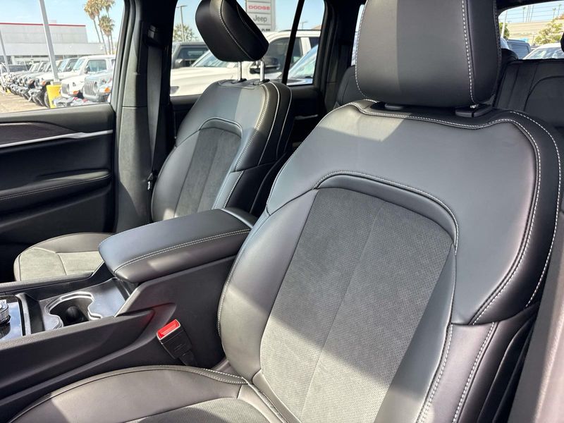 New 2026 Jeep Grand Cherokee Laredo Altitude 4x4