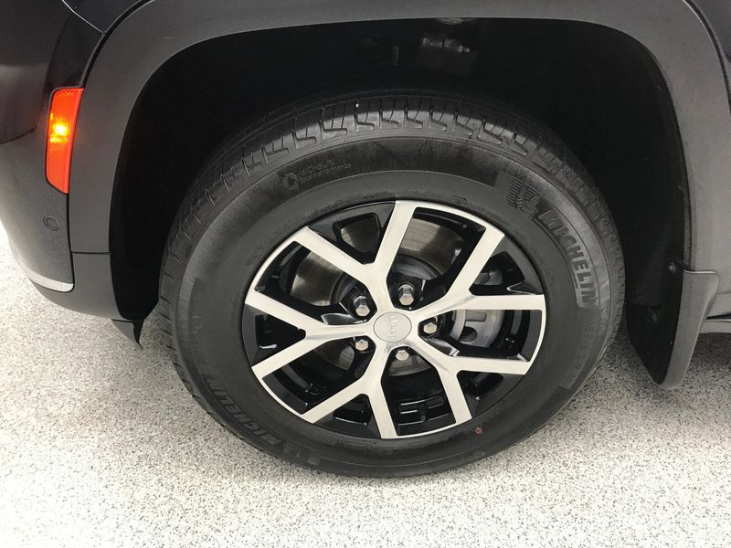 Used 2023 Jeep Grand Cherokee L LimitedImage 2