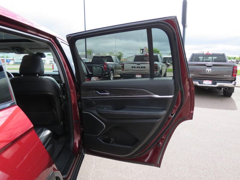 2022 Jeep Grand Cherokee L Limited 4x4 4dr SUVImage 27