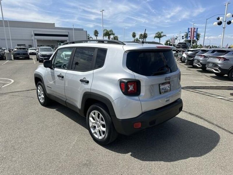Used 2018 Jeep Renegade SportImage 3