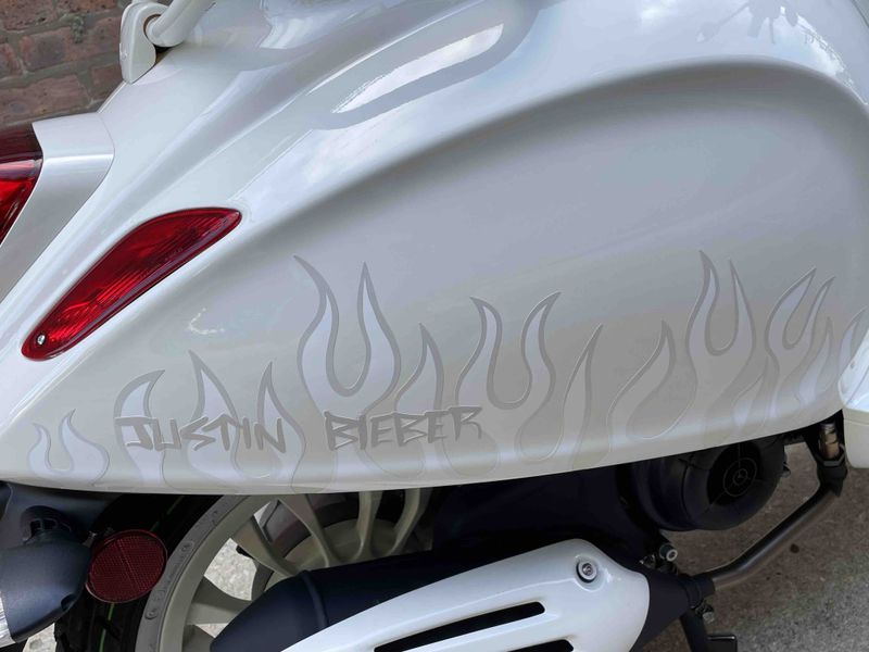 2022 Vespa Sprint 150 Justin Bieber XImage 10