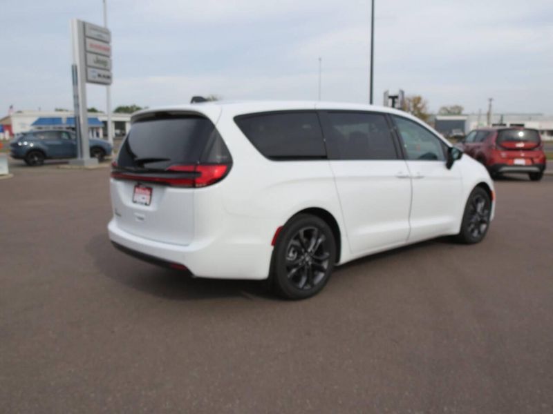 New 2026 Chrysler Pacifica SelectImage 4