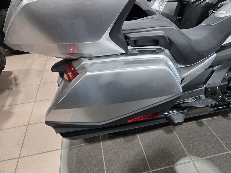 New 2025 Honda GOLD WING TOUR LIGHT SILVER METALLIC Image 14