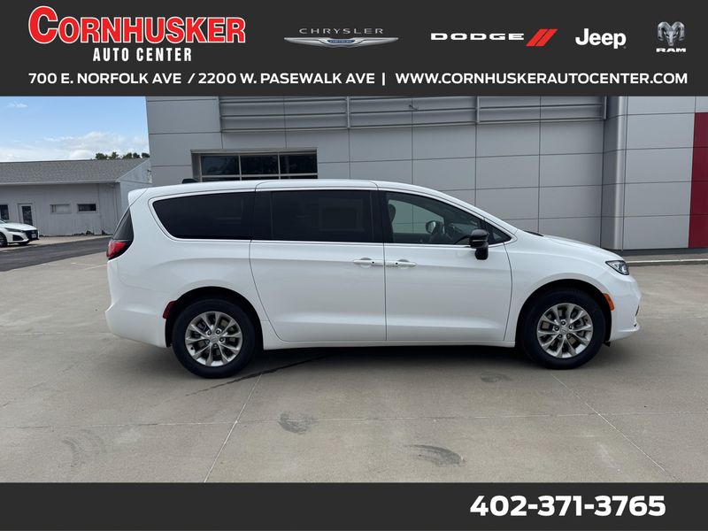 New 2025 Chrysler Pacifica SelectImage 1