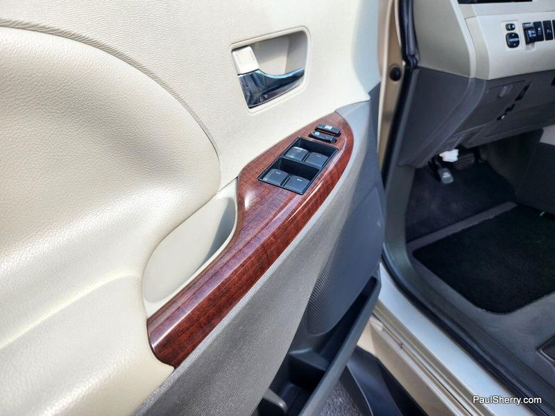 2014 Toyota Sienna XLEImage 27