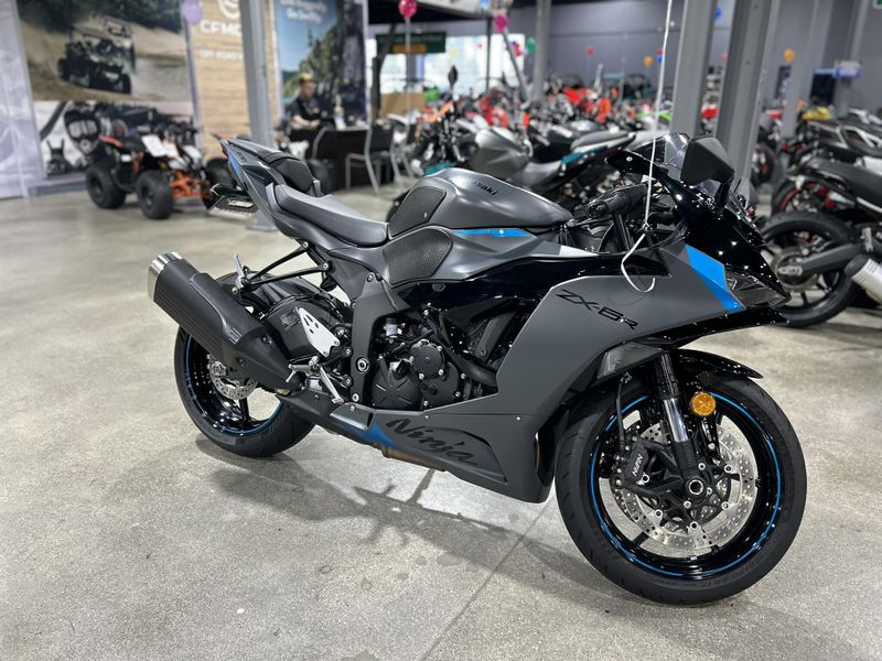 Used 2025 Kawasaki NINJA ZX-6R ABS Image 2