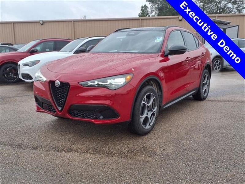 2025 Alfa Romeo Stelvio Image 2
