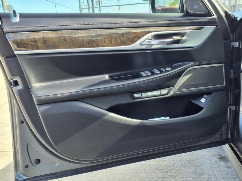 2017 BMW 750i 750iImage 16