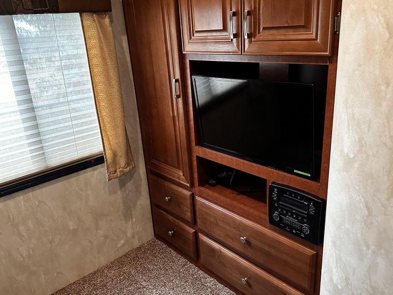 Used 2016 FOX MOUNTAIN 335BHS Image 15