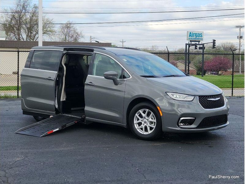 Used 2022 Chrysler Pacifica Touring L