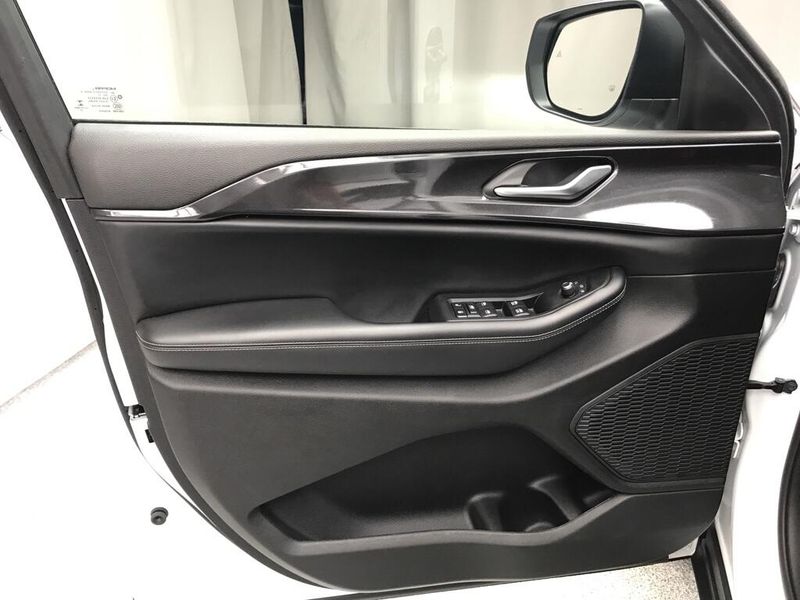 Used 2023 Jeep Grand Cherokee L LaredoImage 8