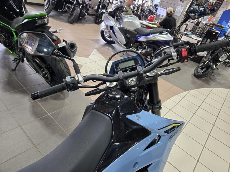 2025 Suzuki DRZ 4SM SKY GRAY Image 11