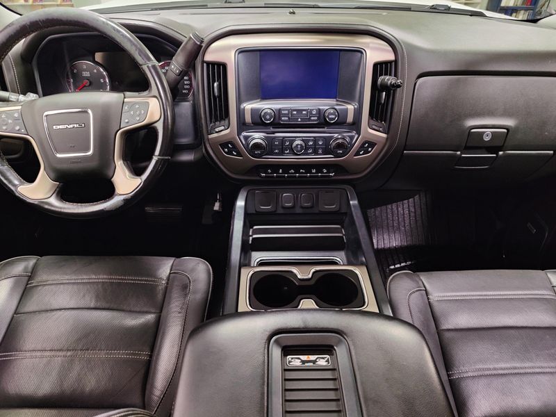 Used 2016 GMC Sierra 2500HD Denali Z71 4x4 Crew Cab w/SunroofImage 16