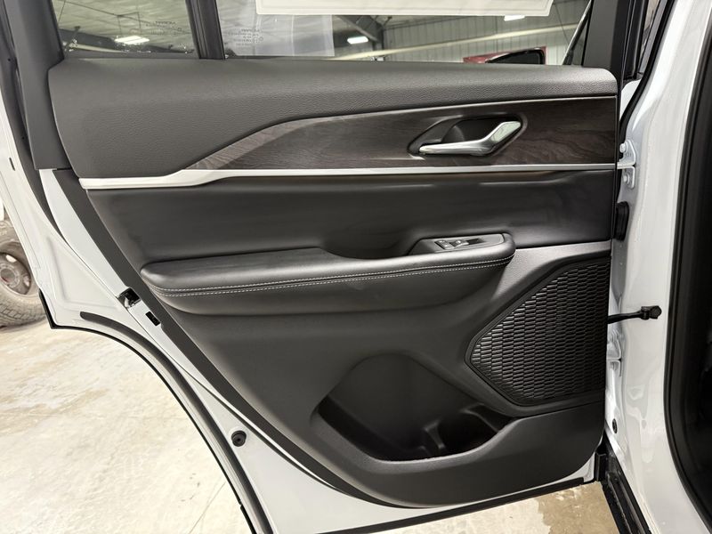 New 2025 Jeep Grand Cherokee Limited 4x4Image 22