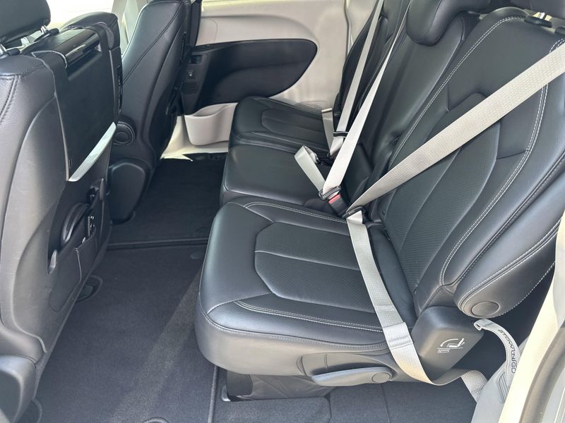 2022 Chrysler Pacifica Touring LImage 16