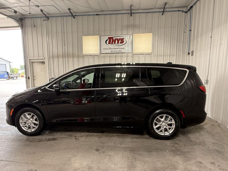 New 2027 Chrysler Pacifica SelectImage 12