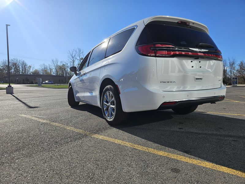 New 2026 Chrysler Pacifica Select AwdImage 4