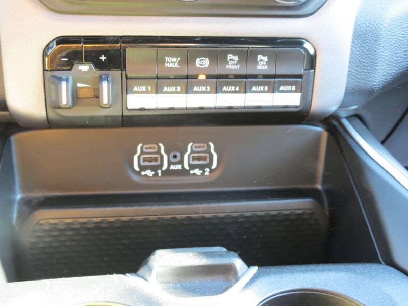 Used 2023 RAM 2500 Big Horn 4x4 4dr Crew Cab 6.3 ft. SB PickupImage 18