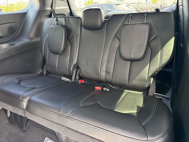 New 2027 Chrysler Pacifica Select Awd