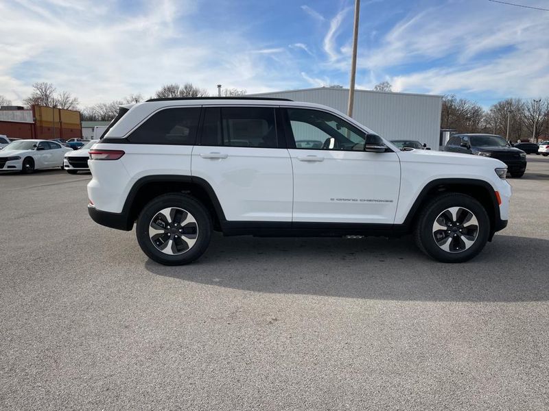 2024 Jeep Cherokee Limited 4xe photo 8