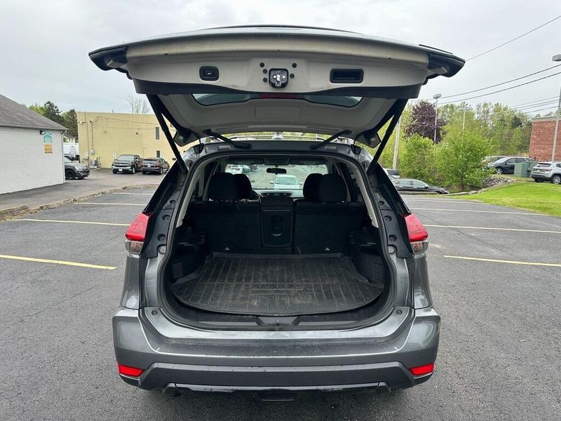 2018 Nissan Rogue SVImage 16