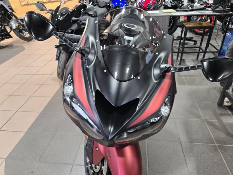 2025 Kawasaki NINJA ZX14R ABS METALLIC MATTE SOVEREIGN RED AND METALLIC FLAT SPARK BLACK AND METALLIC MATTE GRAPHITE GRAY Image 5