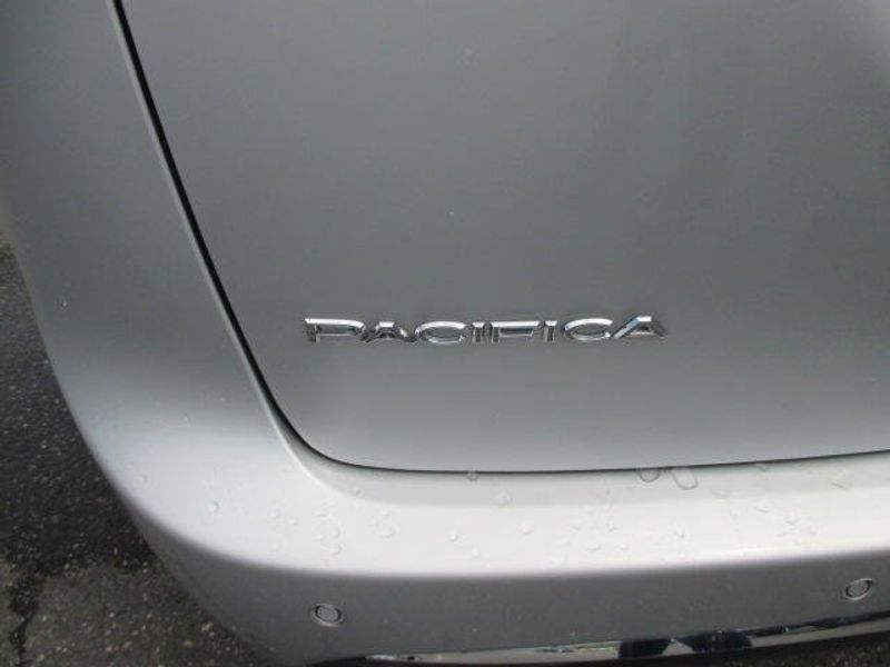 Used 2024 Chrysler Pacifica Touring LImage 11