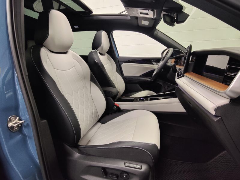 Used 2025 Volkswagen Tiguan SEL AWD R-Line w/Sunroof & NavImage 4