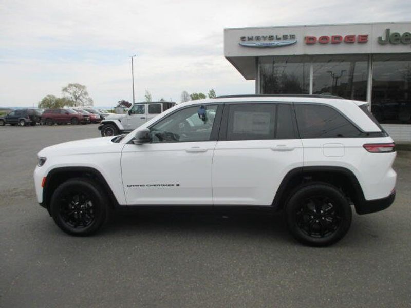 New 2026 Jeep Grand Cherokee Laredo Altitude 4x4Image 13