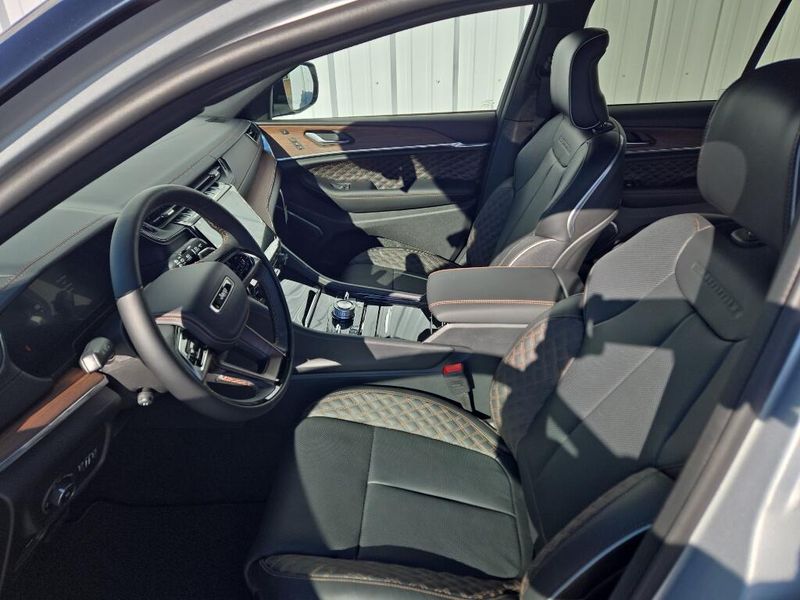2025 Jeep Grand Cherokee Summit photo 5