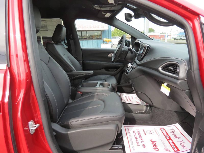 New 2026 Chrysler Pacifica SelectImage 17