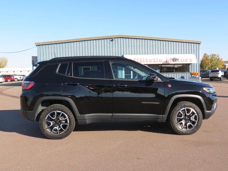 Used 2024 Jeep Compass Trailhawk 4x4 4dr SUVImage 1