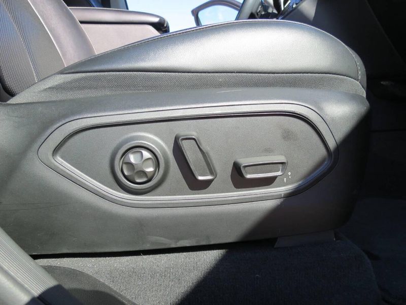 Used 2021 Jeep Grand Cherokee L Limited 4x4 4dr SUVImage 33