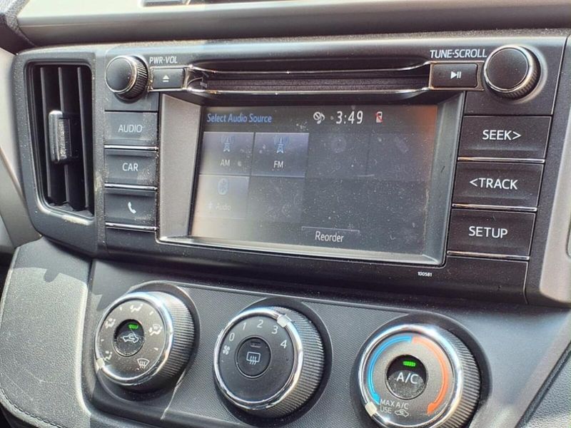 2018 Toyota RAV4 LE photo 6