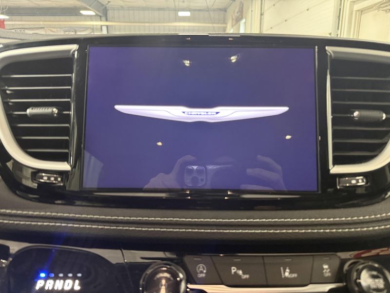 Used 2023 Chrysler Pacifica Touring LImage 29