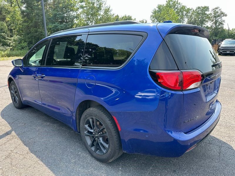 2020 Chrysler Pacifica Launch EditionImage 15