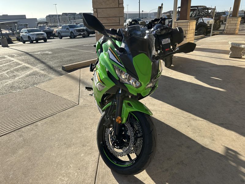 2025 Kawasaki NINJA 650 KRT EDITION ABS LIME GREEN AND EBONY AND PEARL BLIZZARD WHITEImage 4