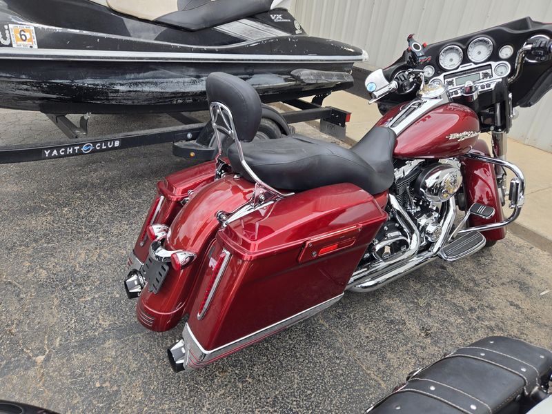 USED 2010 HARLEY STREET GLIDE Image 4